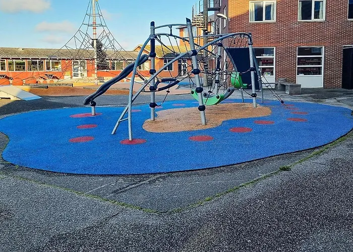 12 Person In Thyboron-by Traum